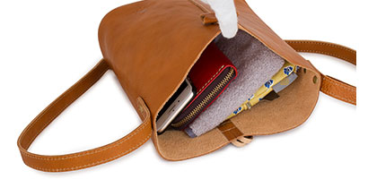 財布やスマホ、小さめポーチなど必需品をしっかり持ち運べるサイズです。