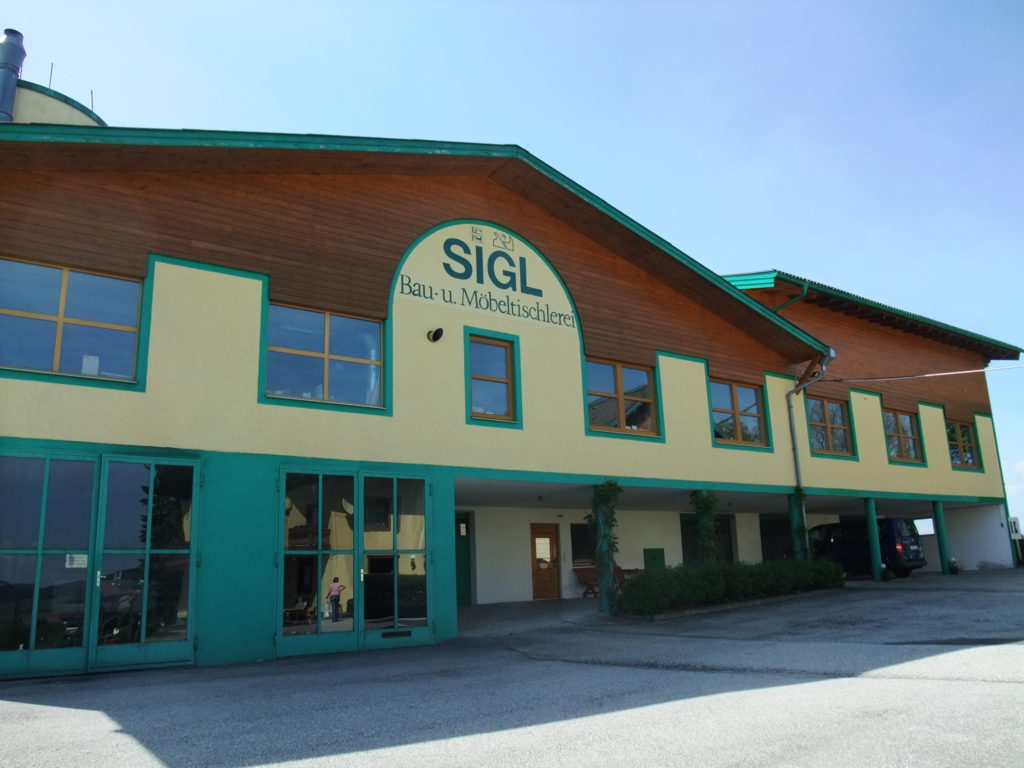 RELAX社の工場　SIGLは社長のファミリーネーム 店主撮影