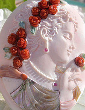 Maestro Aniello Pernice(マエストロ・アニエロ・ペルニーチェ)氏のシェルカメオ 赤い薔薇の髪飾りの美しい女性