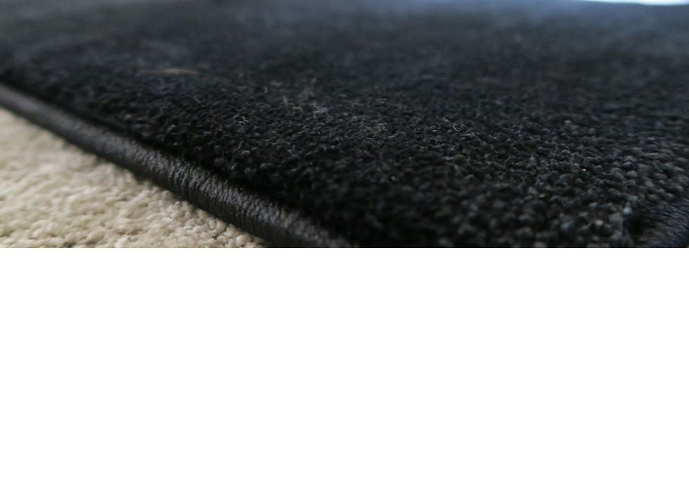 カラー シャイニーブラック1Color　1㎡あたりのおおよそ目付け量 2900g　毛足の長さ パイル長18mm 織あがり仕上がり長16-17mm　材質 ポリエステル素材
