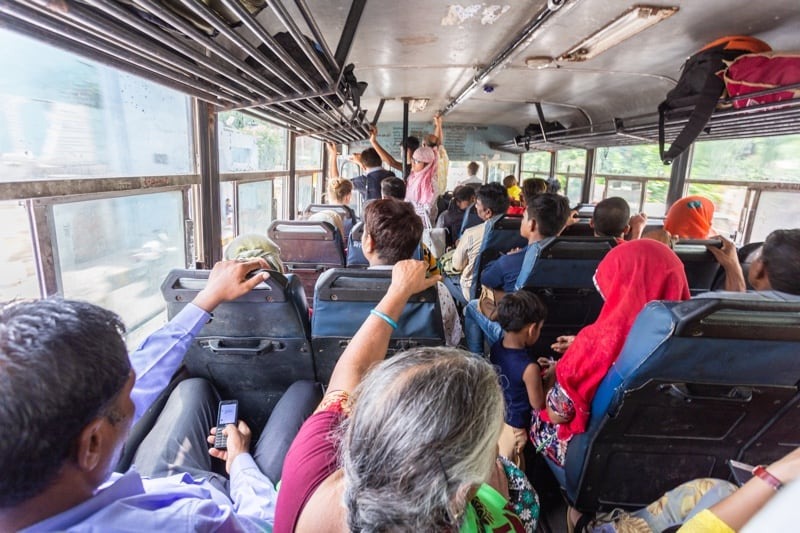 インドのバス車内