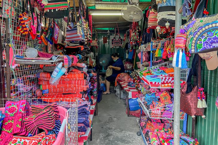 タイのモン族市場で営業するお店