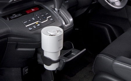 UV LED空気清浄機（殺菌消臭器） ナイトライド LED PURE AH2を車内で設置している様子