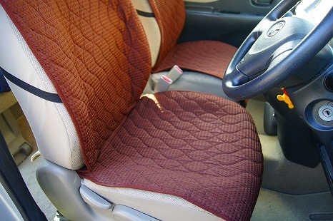【トヨタ　ラクティス】に おしゃれでかわいい『前座席用シートカバー』を装着しましたを装着しました