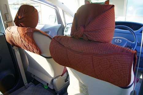 【トヨタ　ラクティス】に おしゃれでかわいい『前座席用シートカバー』を装着しましたを装着しました