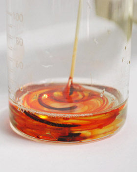油に混ざり合う油溶性の天然色素