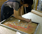 京友禅の老舗・丸益西村屋さんでの、京友禅手染めTシャツの制作風景