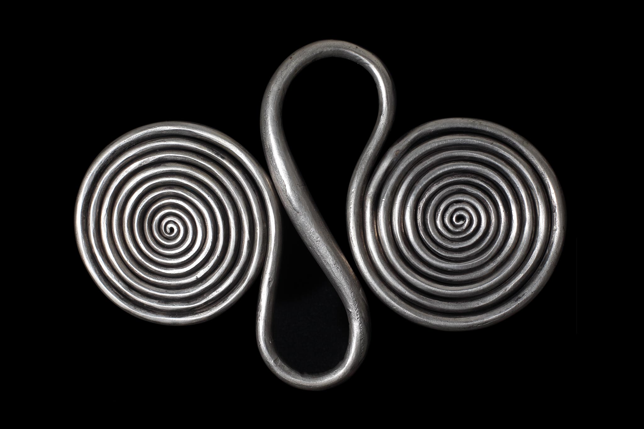 モン族(ミャオ族)の銀装飾品に現れる螺旋文様