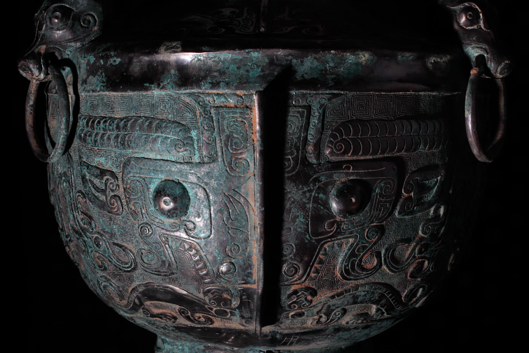 饕餮文(獣面文)と呼ばれる文様が施された殷代の祭礼用青銅器