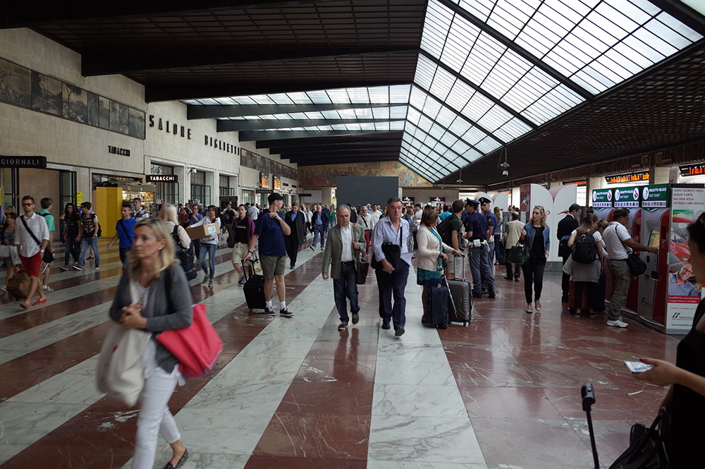 朝のフィレンツェ駅沢山の人が溢れています