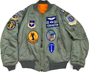 MA-1フライトジャケットは、これまで米軍向けにデザインされた衣料品の中でも非常に人気の高いアイテムです。