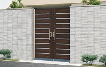 形材門扉(アルミ門扉) シンプルデザインに多彩な質感の木目柄が映える新型木調門扉です。玄関ドアとのコーディネートもしやすく、さまざまな住宅スタイルに調和します。