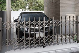 伸縮門扉 一般的なジャバラタイプと、デザインを重視した折戸タイプがあり、車庫前ゲートや玄関前にもおすすめ。