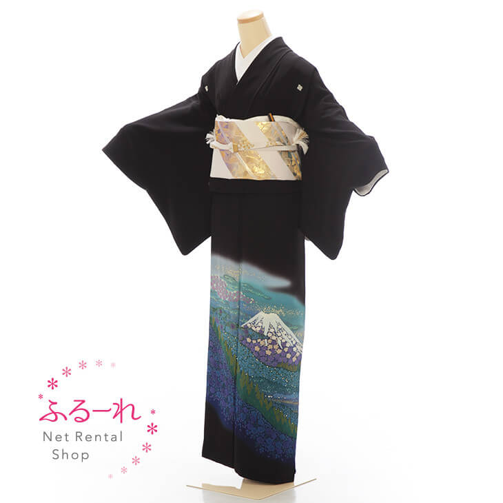 富士山を中心に森が広がる絵画的な柄の個性的な留袖です。