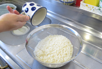 お米のおいしい炊き方　1.お米を洗う前にまずコップ一杯のおいしい水を吸わせる。