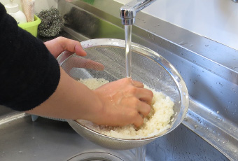 お米のおいしい炊き方　2.たっぷりの水でササッと洗う。