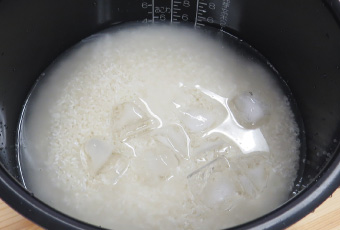 お米のおいしい炊き方　4.炊く前にしっかり吸水時間をとる。
