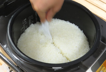 お米のおいしい炊き方　5.炊き上がったらすぐにフタを開け、ご飯をほぐす。
