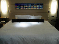 旅館や民泊_宿泊施設のインテリア_枕をお届けします