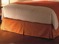 ベッド足元を飾るベッドスカートは、ベッドボトム(下部フレーム)の大きさに合わせてお作りします。