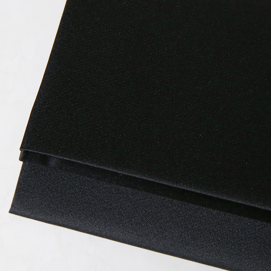 表面には撥水加工を施した深い黒が特徴のブラックフォーマル用素材を使用しています。