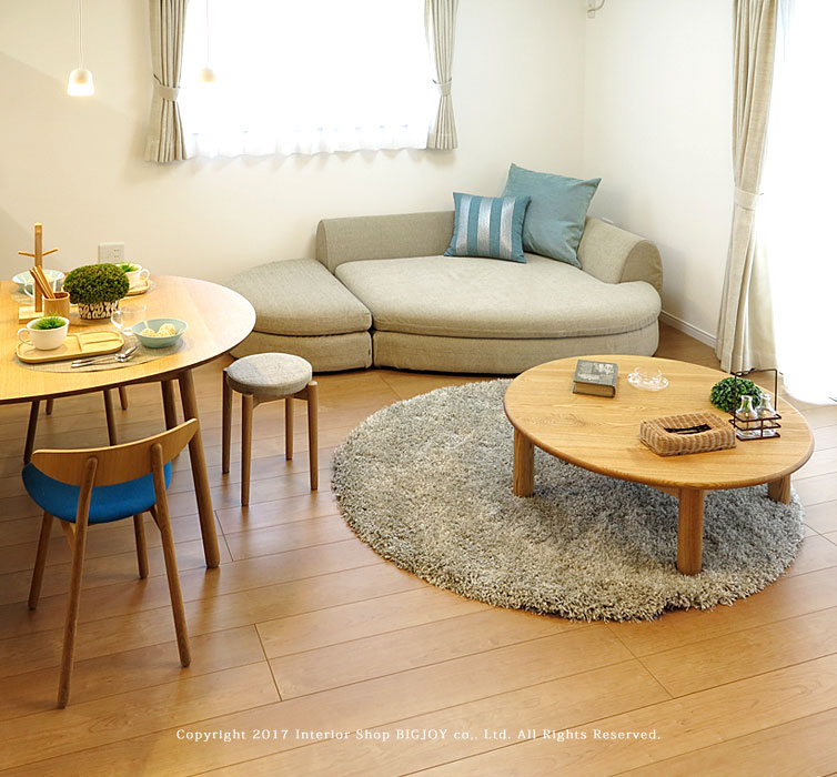 10畳未満のリビングダイニングに曲線のある家具をチョイス 今回は10畳未満のリビングダイニング空間でも家具のチョイスを工夫することでお部屋を広々と使用できるコーディネートを提案 コーディネートの主役はなめらかな曲線を描く美しいデザインの
