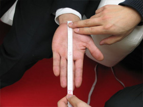 甲手の寸法の測り方：指をピンと真直ぐに伸ばして測る画像