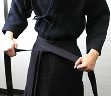 剣道防具屋 一目でわかる剣道袴のはき方