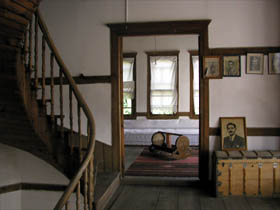 木造の螺旋階段と部屋の奥のゆりかご
