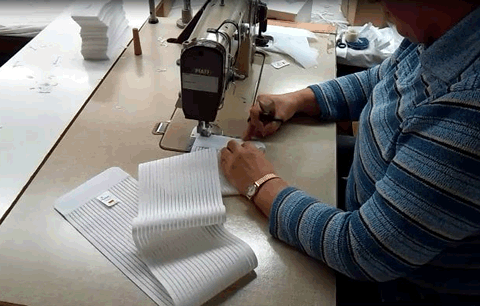 職人がハンドメイドで作る縫製作業の様子