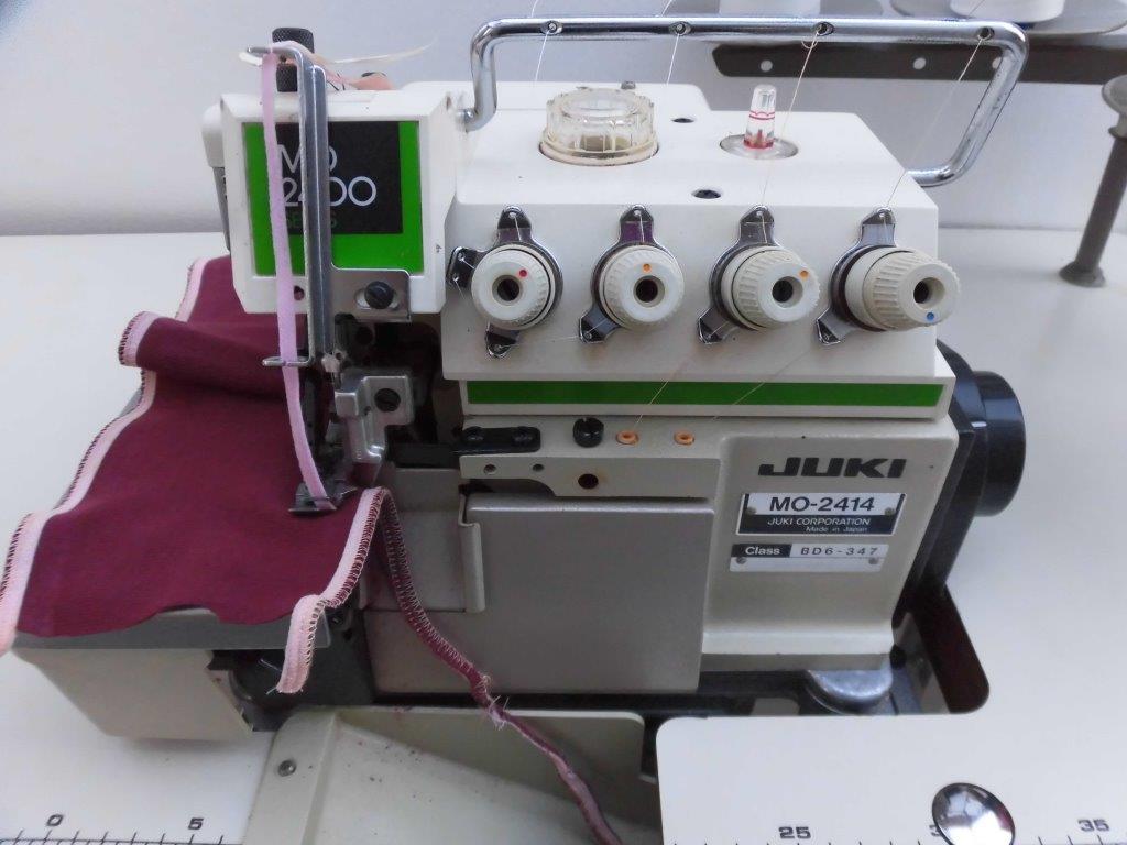 【中古】ジューキ　ＪＵＫＩミシン　ジューキ　JUKI　２本針４本糸オーバーロックミシン　糸切機構付き。１００Ｖ仕様　モデルＮＯ−MO-2414型　テーブル・脚・モーター付きのセット価格です。　スピンテープ同時縫いこみアタッチメント付き。