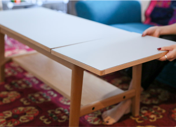 コンパクトな部屋でも収まりがよいセンターテーブルは、天板を広げると120cm幅に。下段に物を置けるのも便利。