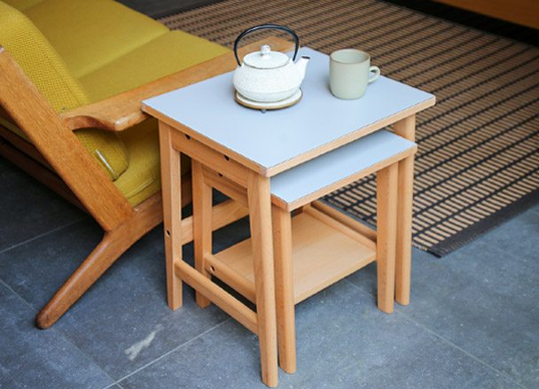 ソファの奥行きに合わせ、小さいテーブルを引き出して使用。