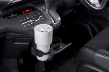 UV LED空気清浄機（殺菌消臭器） ナイトライド LED PURE AH2を車内で設置している様子