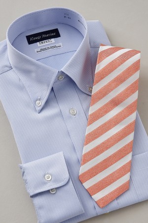ブルーシャツ+オレンジ系のネクタイ・お洒落な印象