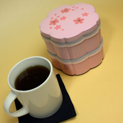 【日本製】二段オードブル重箱 舞桜 ピンク(小)ミニサイズだから、持ち運びも楽チン。