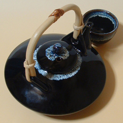 黒じょかとおちょこ（2盃）セットは伝統的な酒器。