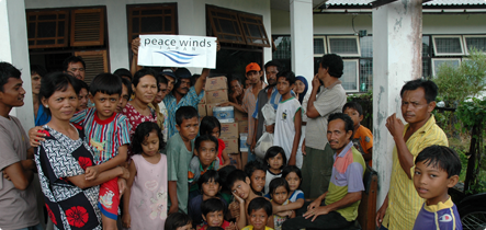 支援物資を受け取る被災者（インドネシアアチェ州）