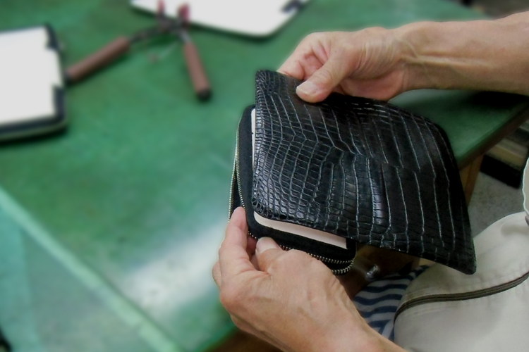 職人の手によって作成されるクロコダイル革財布