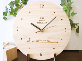 名前と生年月日が入る木製時計