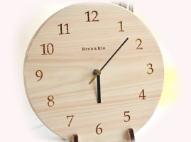 大きな木製時計に大きな文字が入るので、時間が確認しやすい！忙しく働く女性へのプレゼントに