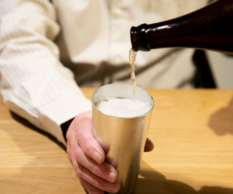 錫の酒器で飲む「城端ビール」