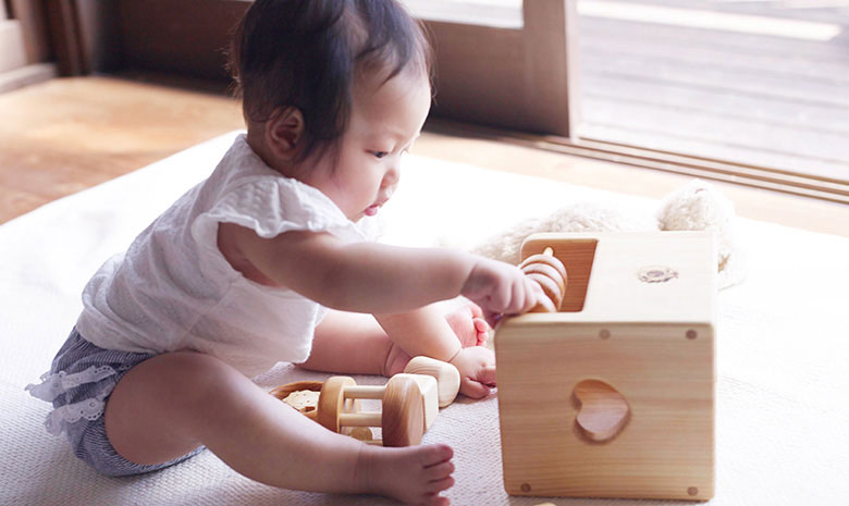 楽天市場】【木のおもちゃ 赤ちゃんの宝石箱（箱入り）】 名入れ可能