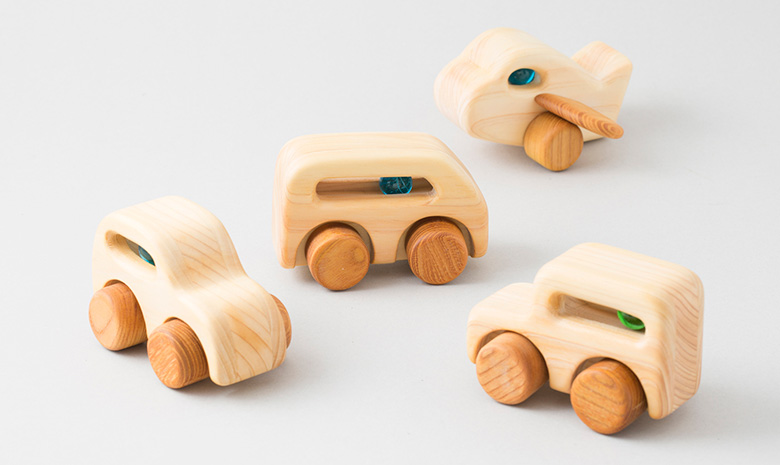 新品未使用正規品 オータン 木製玩具 犬 とおまけ木製車玩具