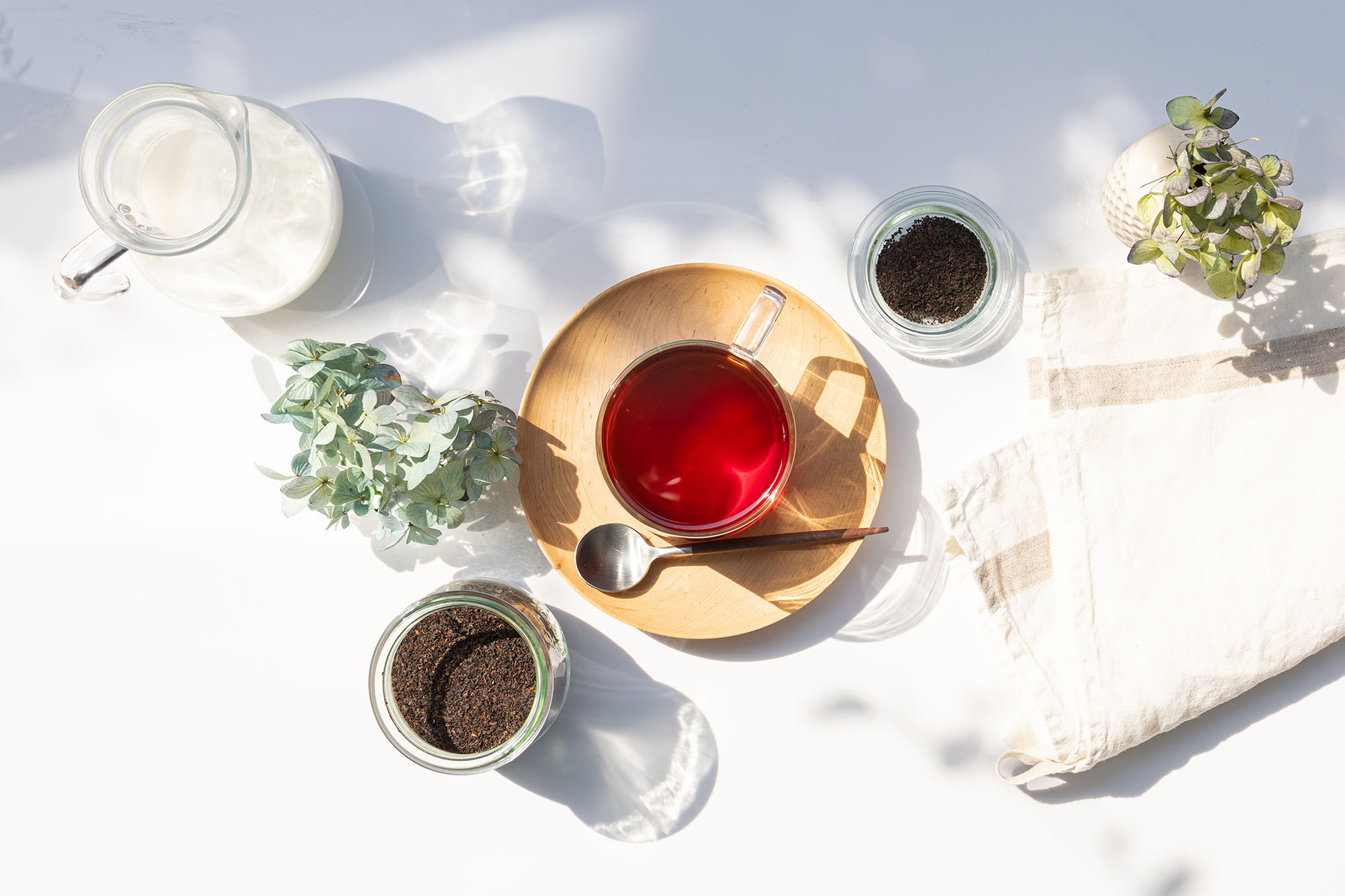 日当たりの良いテーブルでお洒落な木のお皿の上に準備されたオーガニック紅茶