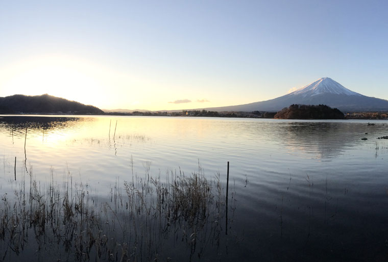 朝と夜の間で富士山を染めあげた、紺鼠色 02