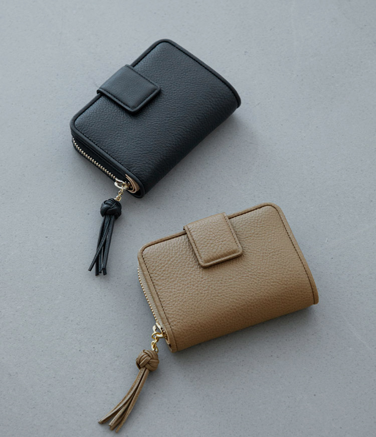 ふっくら柔らかな感触に満たされる、機能的でコンパクトな二折財布。
