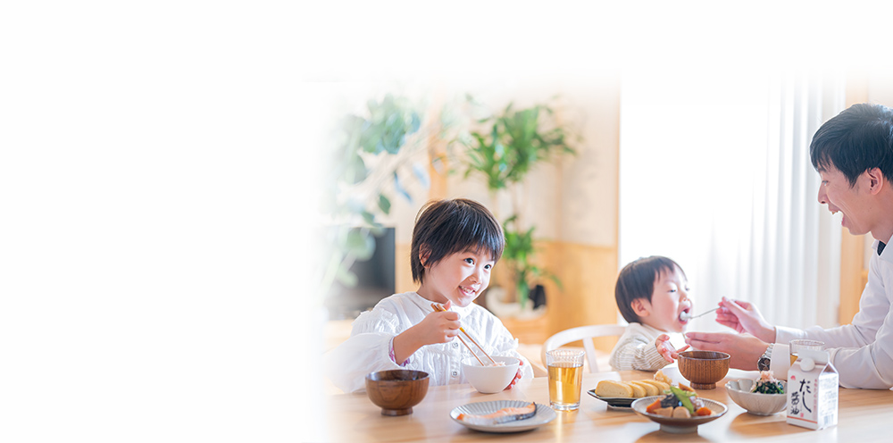 マルトモは、1918年（大正7年）に愛媛県で創業しました。かつお節やいわし煮干しのだしを味わい「美味しい」「全然違う」と楽しそうに笑う子供たちの顔は私達の喜びです。私たちは、皆様の笑顔のために、和食文化の魅力を伝えていきます。