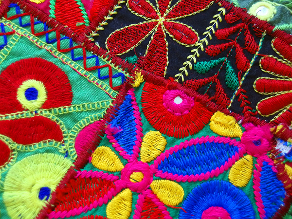 ミラーワーク刺繍 ショルダーバッグ インドの刺繍布 | アジア雑貨店ワルンチャンプール