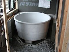 陶器浴槽の設置工事状況1-1